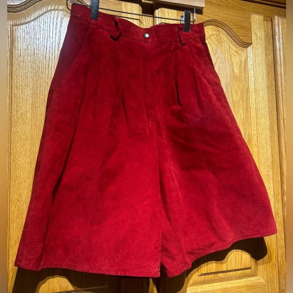 Vintage 80’s Linea Privata Red Suede Leather Pleated High Waisted Shorts 5/6 - Picture 4 of 9